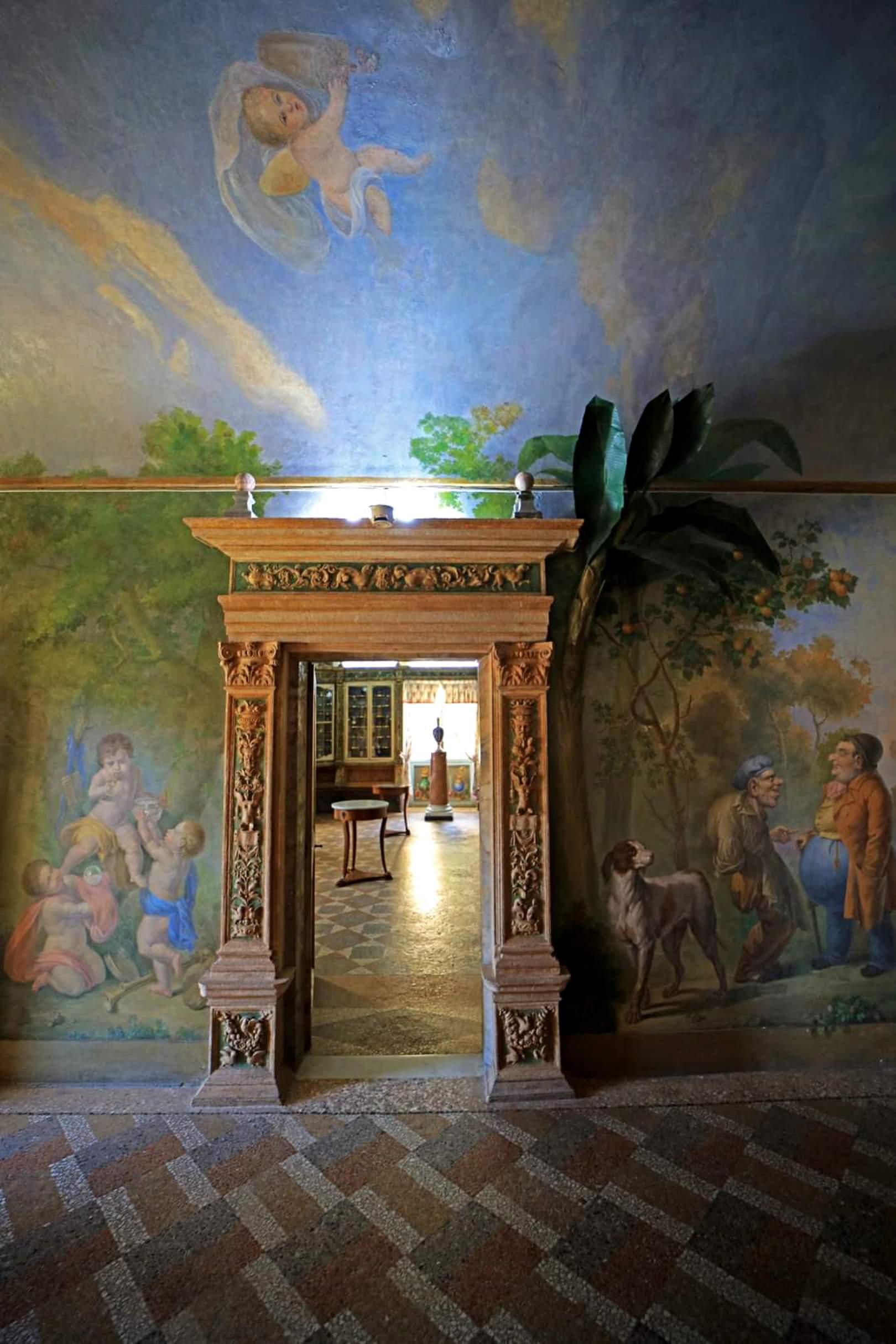 Ingresso farmacia con dipinti di Filippo Balbi