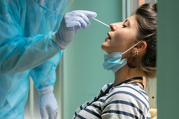 COVID-19: aggiornamento delle modalità di gestione dei casi e dei contatti stretti