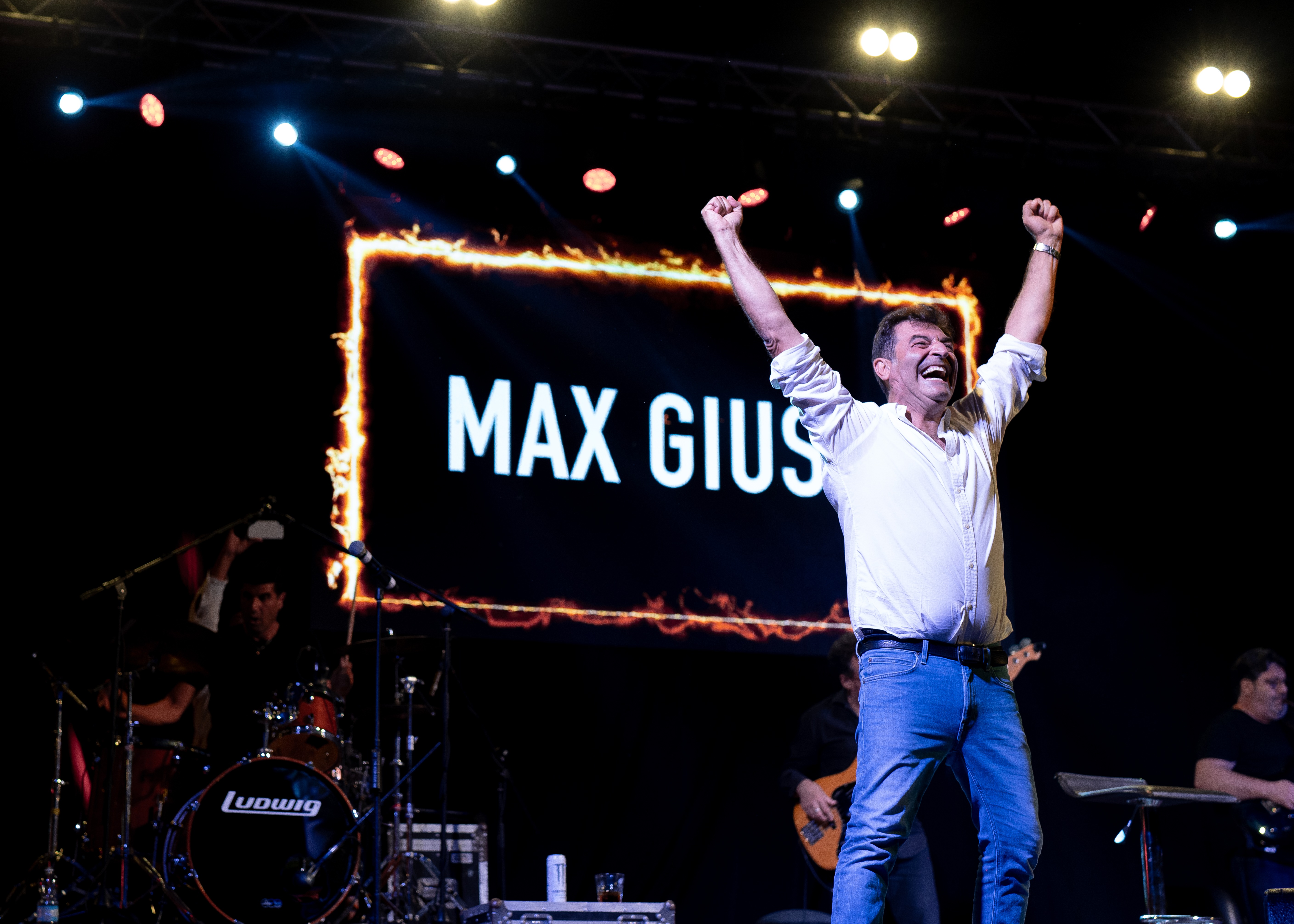 Grande successo per lo spettacolo di Max Giusti in Piazza Mazzini