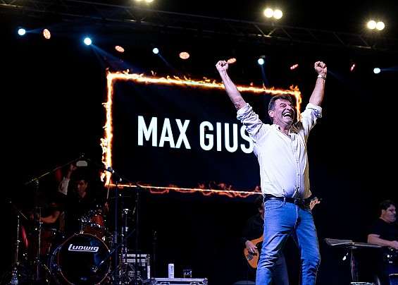Grande successo per lo spettacolo di Max Giusti in Piazza Mazzini