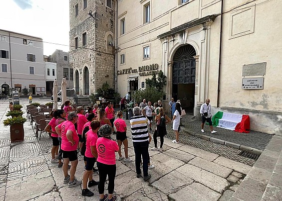 Una nuova panchina a Terracina in Piazza Municipio