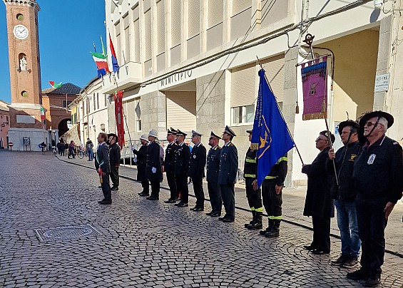 Comacchio, Celebrazioni del 4 novembre con deposizione di corone d’alloro, alzabandiera, corteo e Santa Messa. Taglio del nastro al parco della Resistenza.