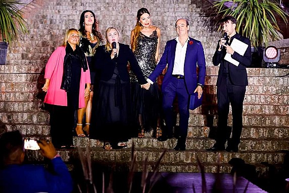 Premio Laguna 2023 a Rossano Maniscalchi_da sx prima fila Maura Tomasi Patty Farinelli Rossano Maniscalchi