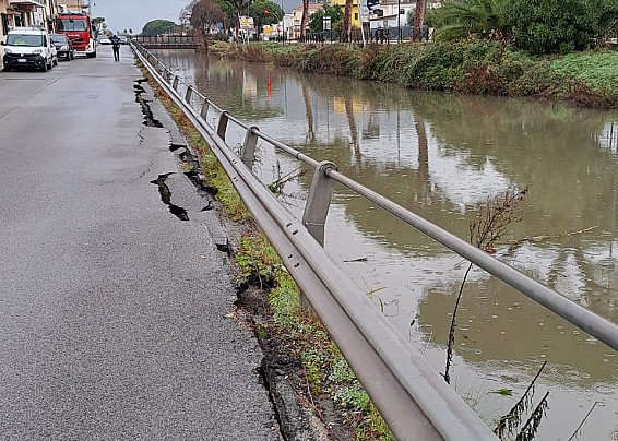 Via Ponte Rosso, si lavora per la riapertura nei tempi più rapidi