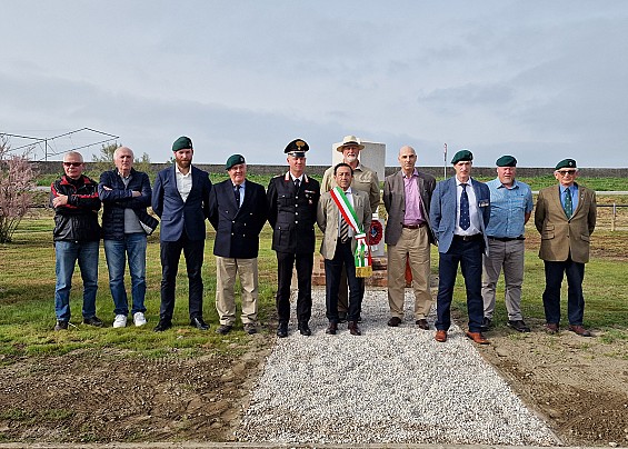 Comacchio, commemorazione al monumento dedicato al maggiore danese Anders Lassen, caduto durante la seconda guerra mondiale.