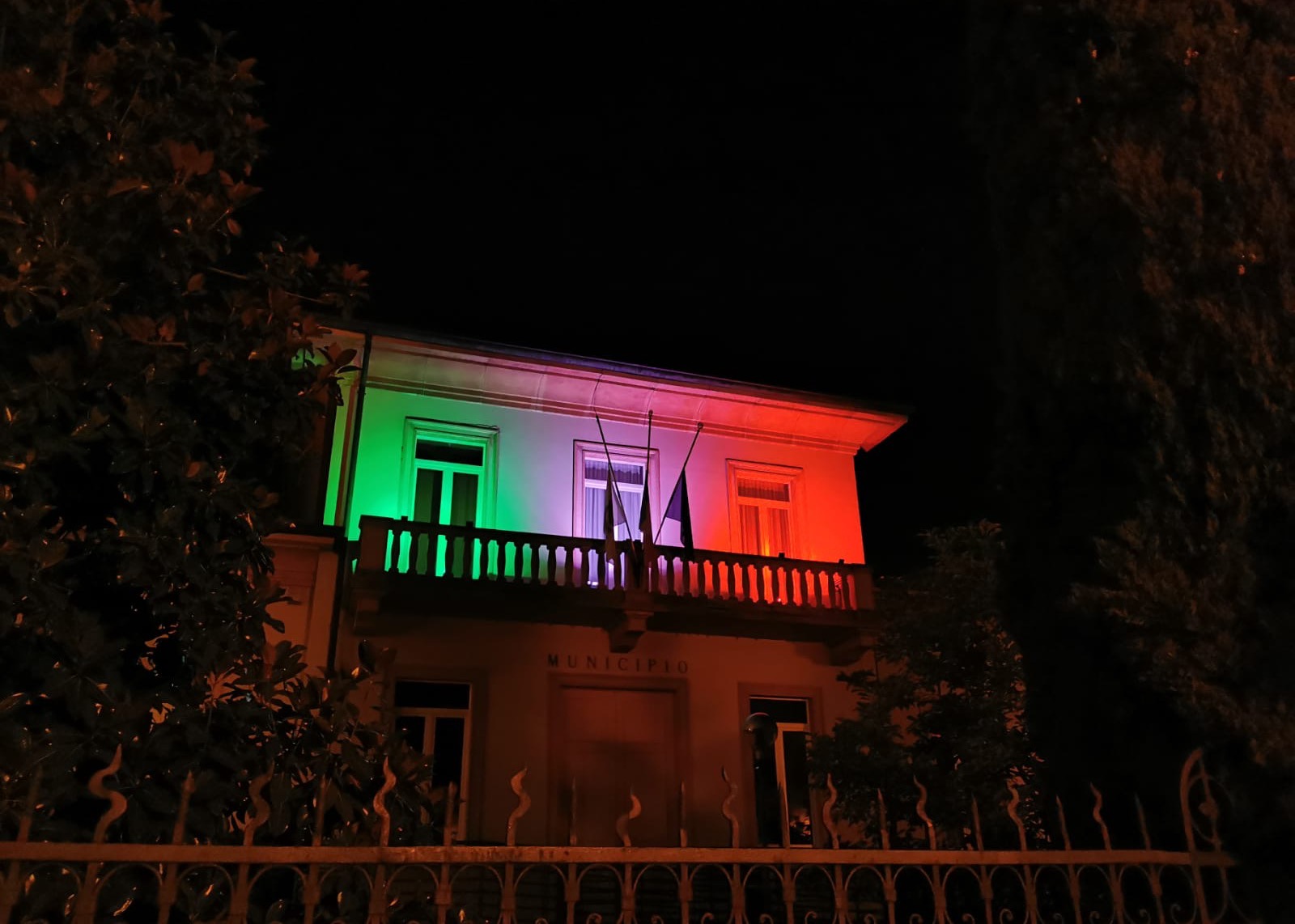 Il balcone del municipio si veste del tricolore