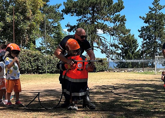 I Bambini del Centro Estivo di Capranica Prenestina con il Gruppo Comunale dei Volontari di Protezione Civile