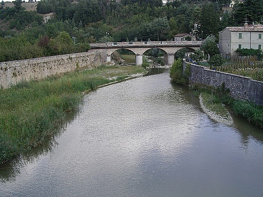 1200px-Metauro_à_San_Angelo_in_Vado