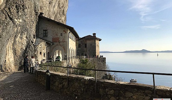 Eremo-Santa-Caterina-del-Sasso (1)