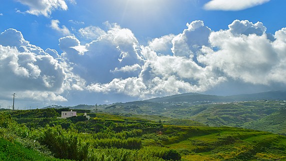 bellissimo-paesaggio-verde-con-molte-montagne-sotto-un-cielo-nuvoloso