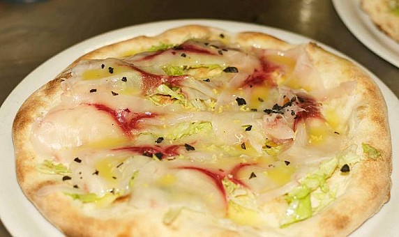 Da-Lucrezia-pizza-con-julienne-di-lattughino