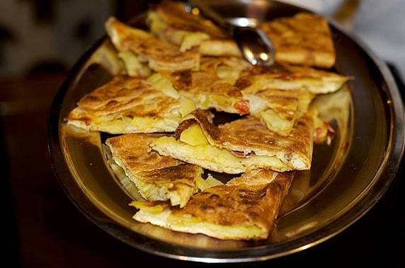 Da-Lucrezia-focaccia-ripiena-con-patate-e-salciccia