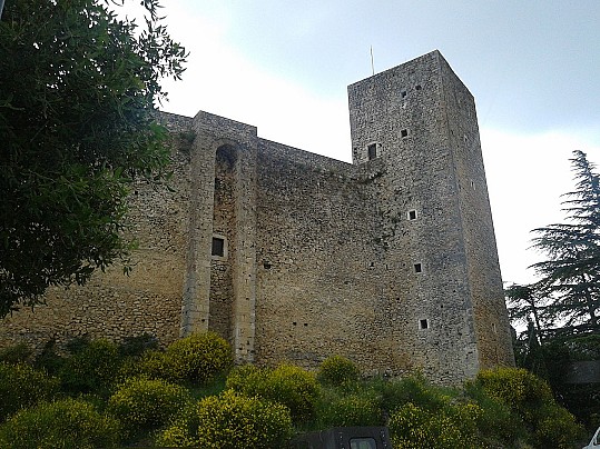 Castello_di_Pereto_Marica Massaro, CC BY-SA 4.0