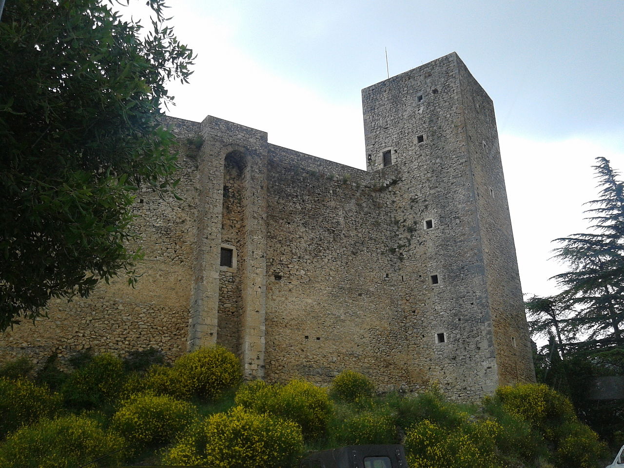 Castello_di_Pereto_Marica-Massaro,-CC-BY-SA-4.0