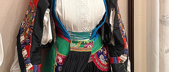 Due abiti tradizionali sardi donati al Comune di Atzara dalla Sig.ra Pisu Maria Giuseppa.