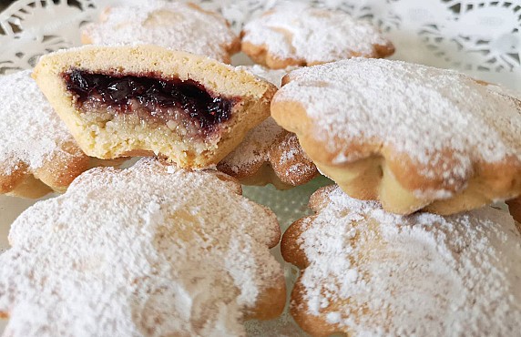 bocconotti-pugliesi-ripieni-di-confettura-1-e1667553849257