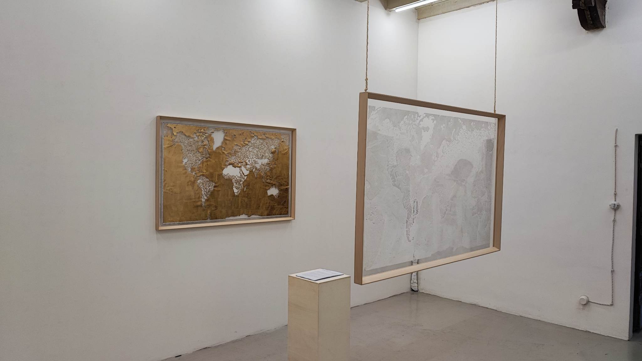 mostra-daniela-larielli-opere-in-sale-e-foglia-doro-pereto-palazzo-maccafani