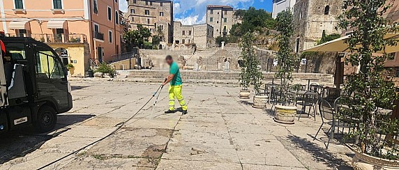 Piazza Municipio imbrattata con gessi colorati, parla il Presidente della Commissione Cultura