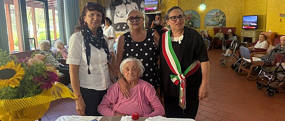 Auguri a  una centenaria