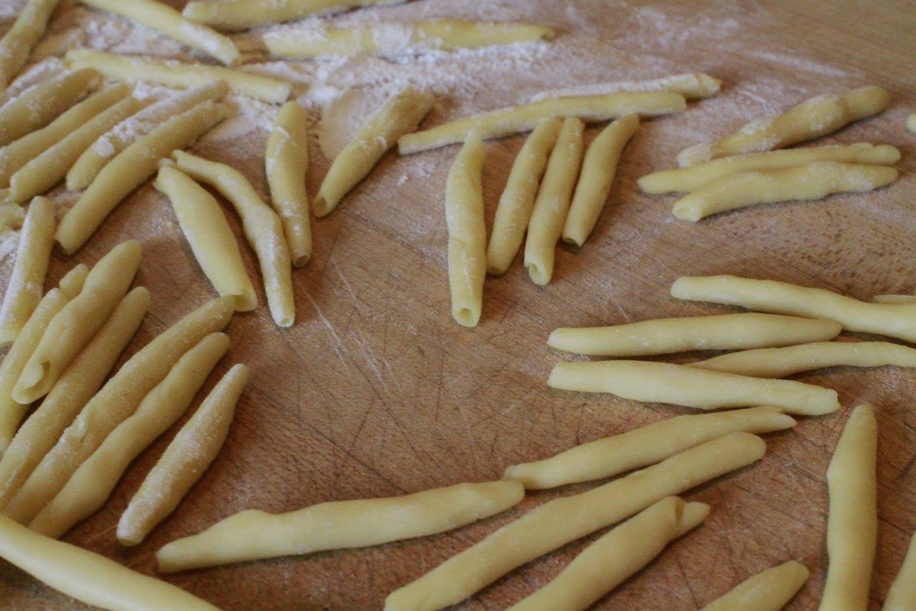 Maccarrones-de-busa-con-carciofi-e-bottarga-1300x867