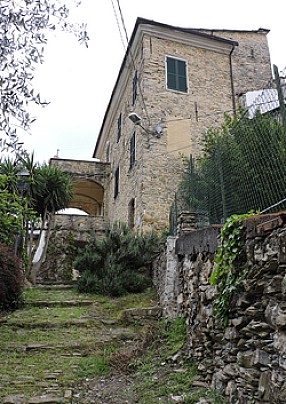 Maro_Castello_accesso_mulattiera_da_Borgo