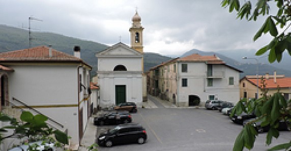 Maro_Castello_sfondo_monte_Mucchio_di_Pietre