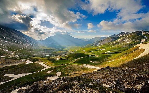 4.-Parco-Nazionale-del-Gran-Sasso-e-Monti-della-Laga-Campo-Imperatore2-1536x960