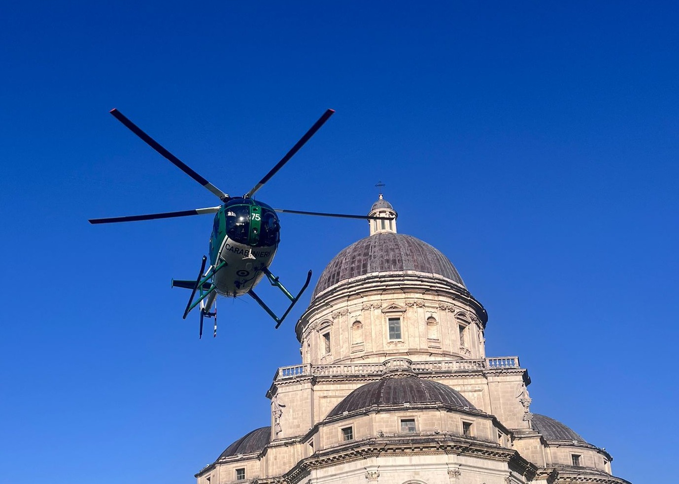 L'elicottero dei Carabinieri alla Chiesa di Santa Maria della Consolazione a Todi