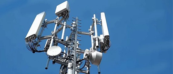 REALIZZAZIONE DI UNA STAZIONE RADIO BASE PER IL SERVIZIO PUBBLICO DI TELEFONIA MOBILE CELLULARE - PALO METALLICO PORTA ANTENNE E PARABOLE