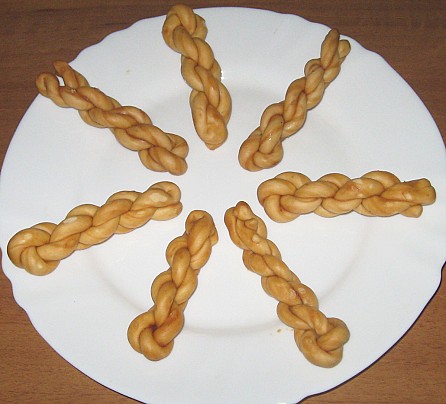 Acciuleddi-dolci-tipici-sardi-vengono-preparati-durante-il-carnevale-in-tutta-la-Sardegna