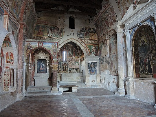 Fossa_(AQ)_-_Chiesa_di_Santa_Maria_ad_Cryptas_97