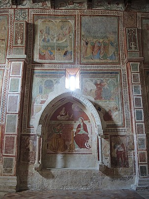 Fossa_(AQ)_-_Chiesa_di_Santa_Maria_ad_Cryptas_11