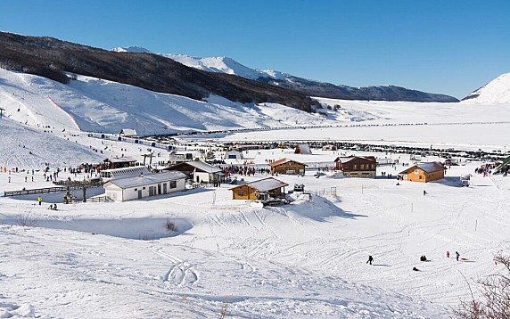 Vista-panoramica-della-stazione-sciistica-di-Campo-Felice-in-inverno-1080x675