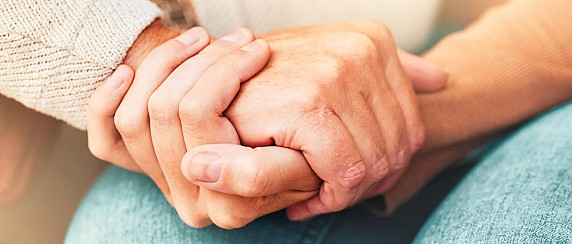 Assegnazione di benefici a sostegno del ruolo di cura e di assistenza del caregiver familiare.