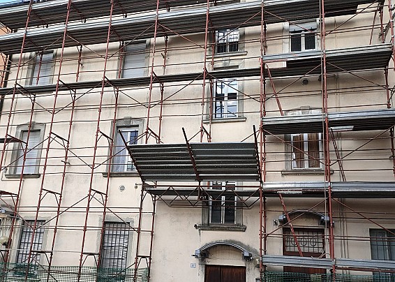 Inizio lavori di rifacimento copertura del tetto edificio Aler in fraz. Gironico