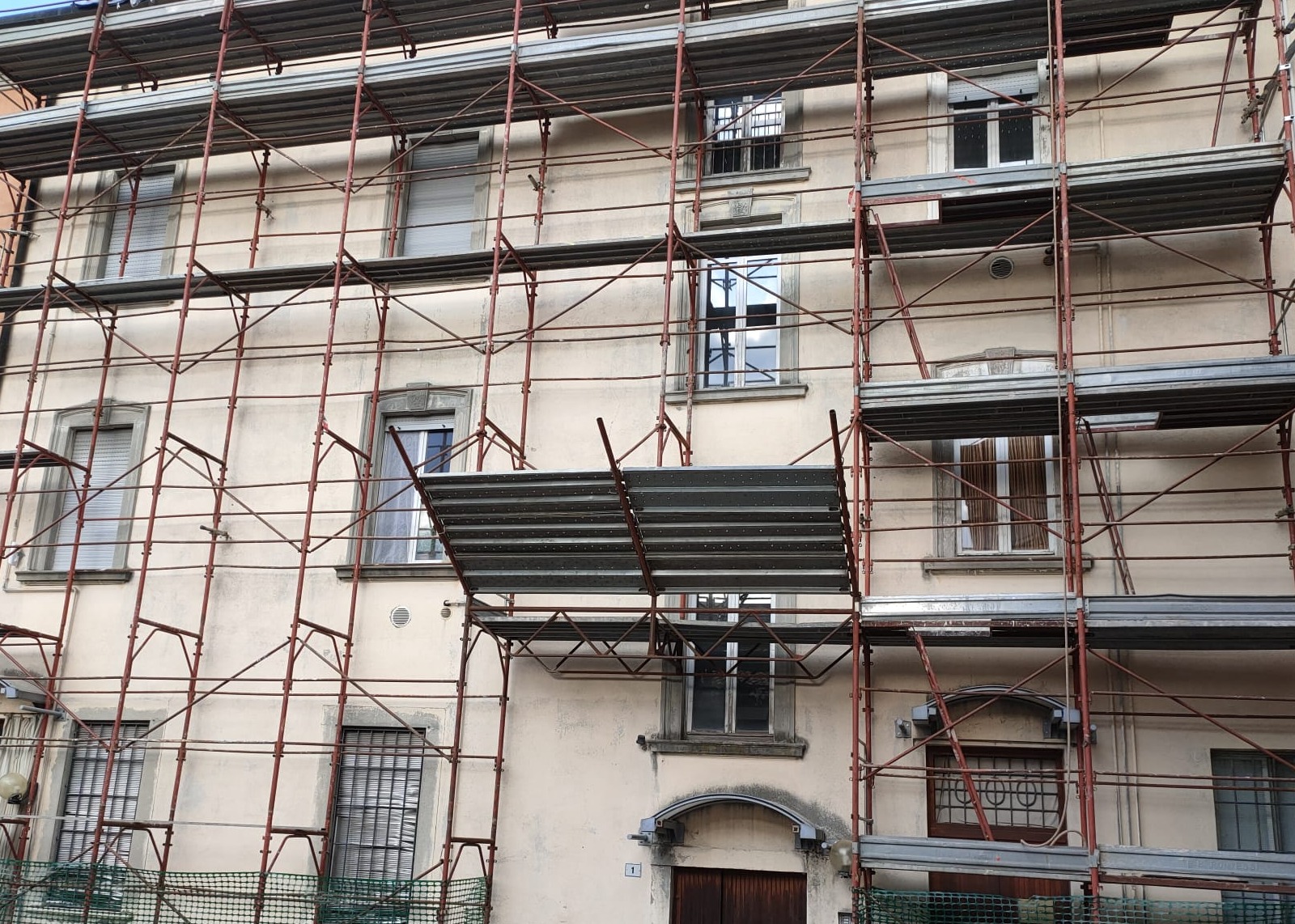 Inizio lavori di rifacimento copertura del tetto edificio Aler in fraz. Gironico