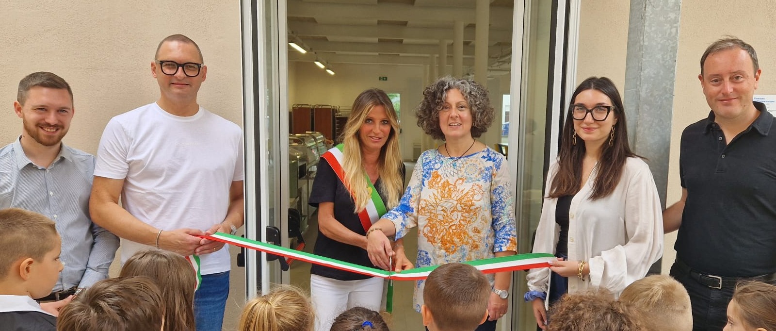 Taglio del nastro per la nuova mensa nel plesso scolastico del Giglio