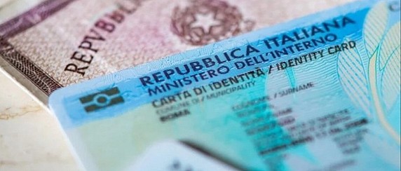 Addio alla carta d’identità cartacea: dal 3 agosto 2026 non sarà più valida per l’espatrio