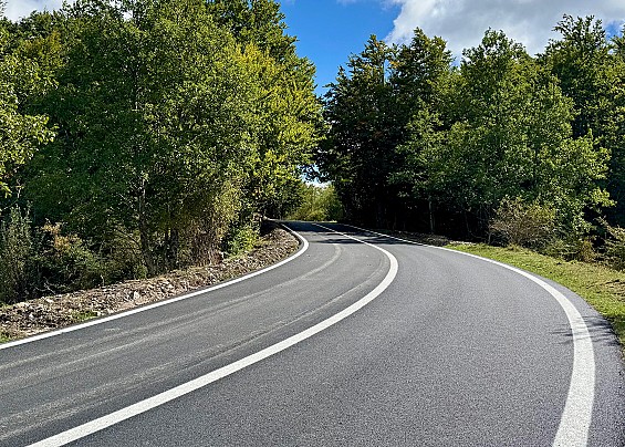 Completati i lavori di sistemazione, miglioramento e messa in sicurezza della viabilità comunale per l'accessibilità al Bosco Favino