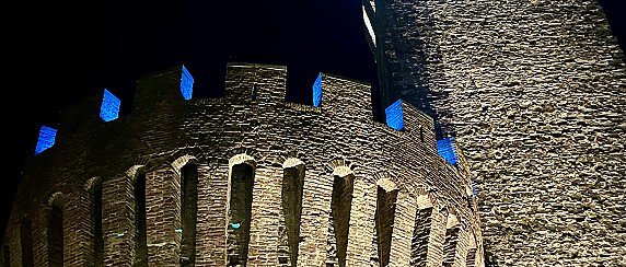 Uno dei torrioni della Rocca si illumina di blu in occasione della giornata internazionale della dislessia 2025