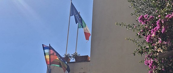 Esposizione della bandiera Palestinese e della bandiera della  Pace sul balcone del Palazzo comunale.