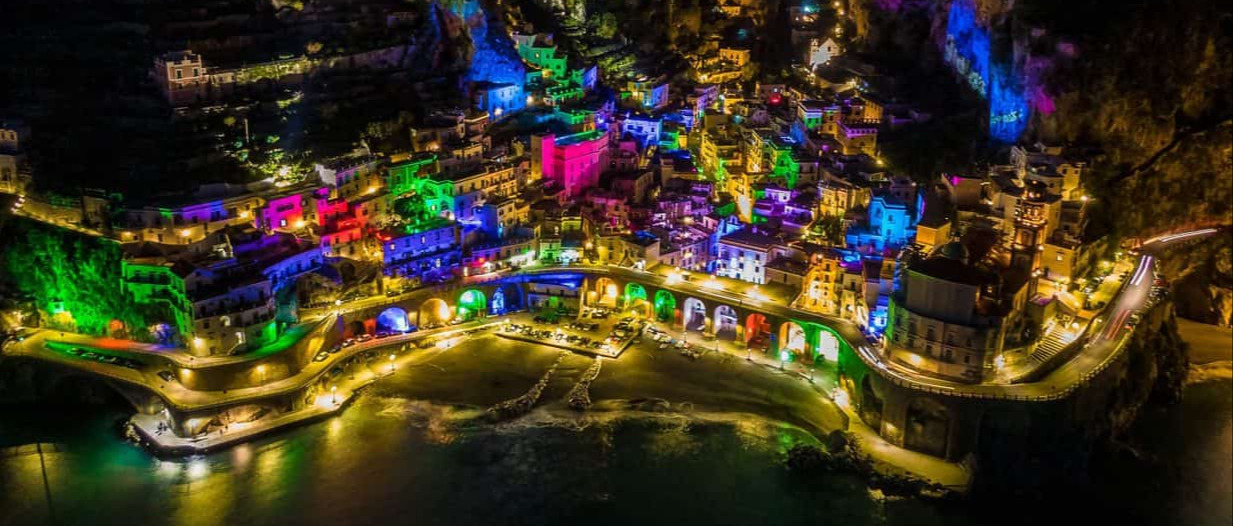 Atrani accende la magia del Natale 2025: nuove luci ecosostenibili, tradizione e musica Gospel