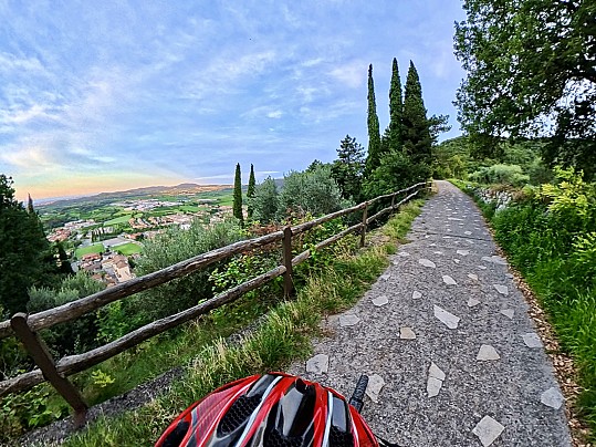 Strada lastricata e vista sul paese