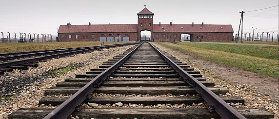 AVVISO PUBBLICO PER L'EROGAZIONE DI UN CONTRIBUTO A COPERTURA TOTALE IN FAVORE DI 10 STUDENTI FREQUENTANTI L’ULTIMO ANNO DELLE ISTITUZIONI SCOLASTICHE SECONDARIE DI PRIMO GRADO (3^ MEDIA) DI TERRACINA PER IL “VIAGGIO DELLA MEMORIA”