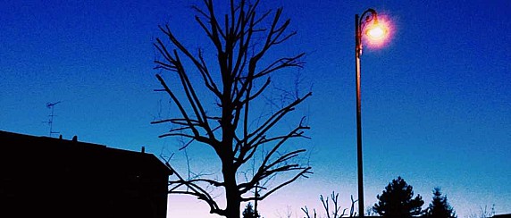 Lampioni spenti nelle vie in prossimità del palazzo municipale