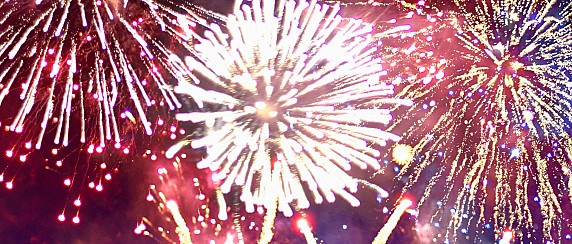 Capodanno 2026: divieto di botti, fuochi d'artificio, contenitori di vetro e lattine