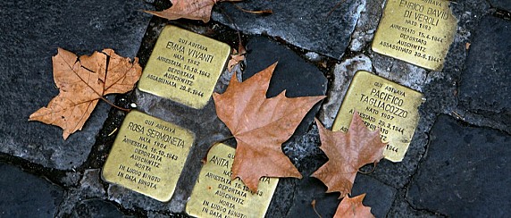 Cerimonia di posa della pietra d'inciampo