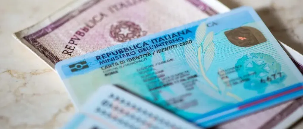 Dal 3 agosto 2026 le carte d’identità cartacee non saranno più valide: è necessario sostituire il documento cartaceo con la CIE.
