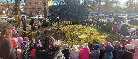 Camminata della Memoria ed elaborati degli studenti raccolti in una valigia ai piedi del monumento alla Resistenza
