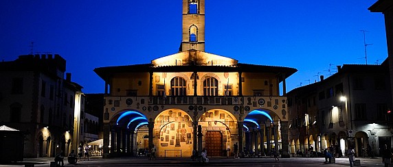 San Valentino, sguardi condivisi e brindisi al museo